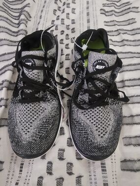 New Boys Nike Flyknit Black and White Running Shoes Size 5/6